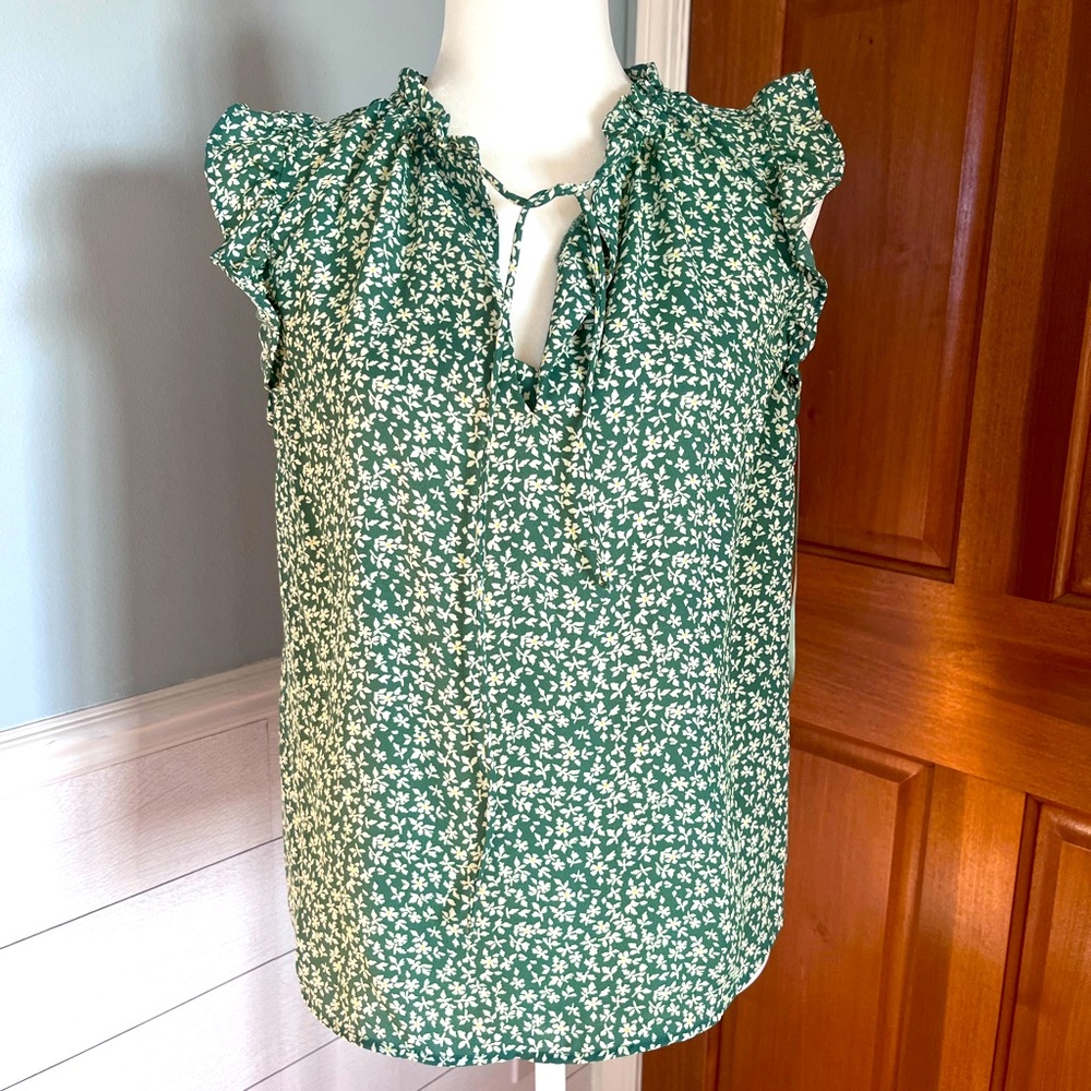 Monteau Sleeveless Green Blouse With Daisy Pattern, Flutter shoulders, NWT - L